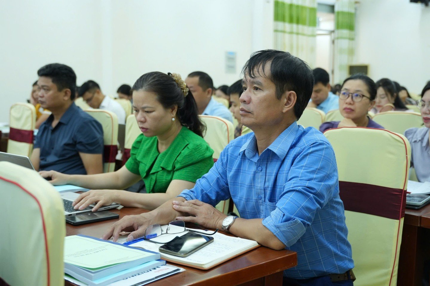 Los delegados asisten a un curso de capacitación para mejorar las habilidades digitales de los docentes y gerentes de educación vocacional.
