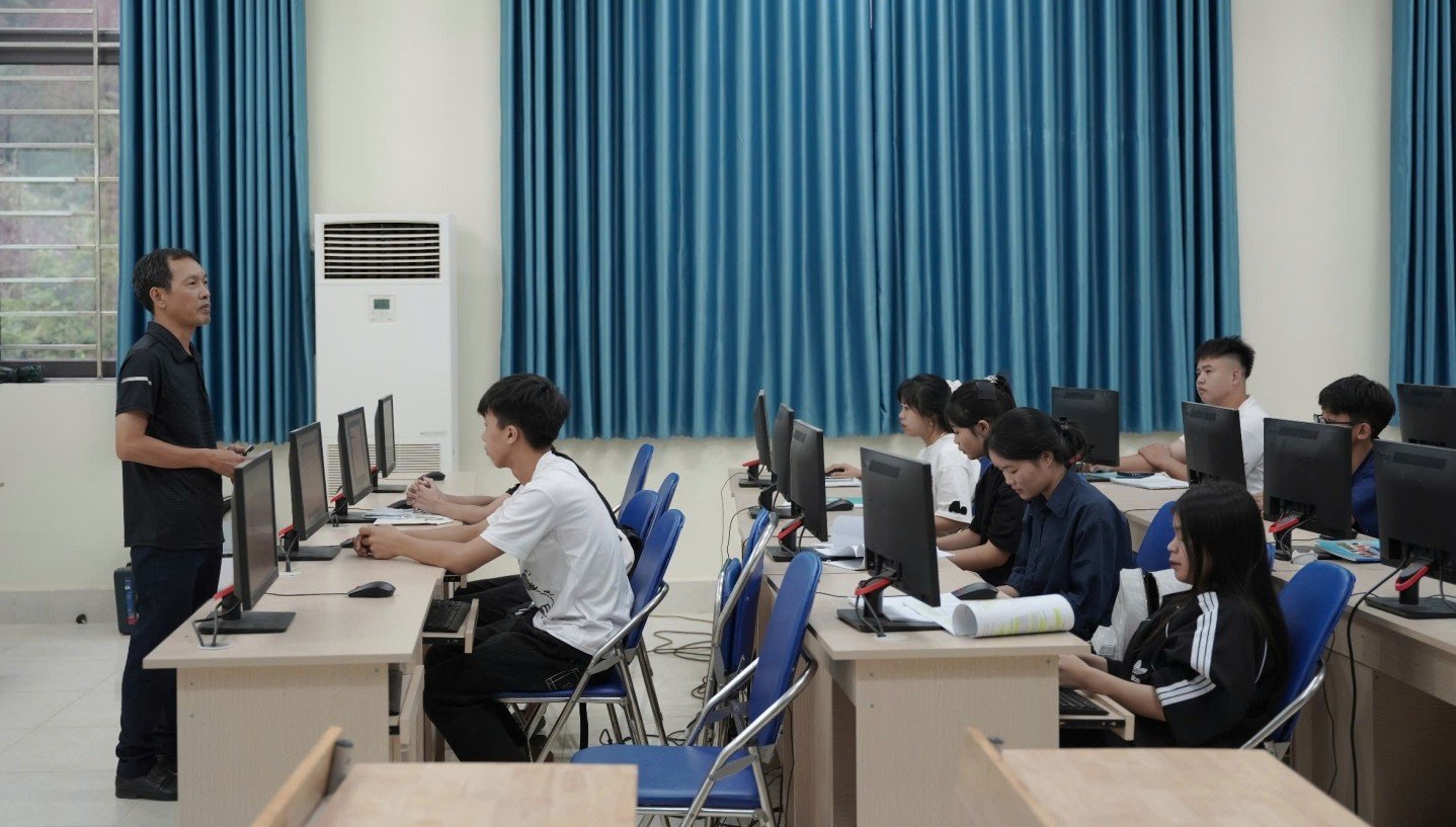 Hora de clase en la sala de informática de los estudiantes de nivel intermedio de Tecnología de la Información, Lang Son College