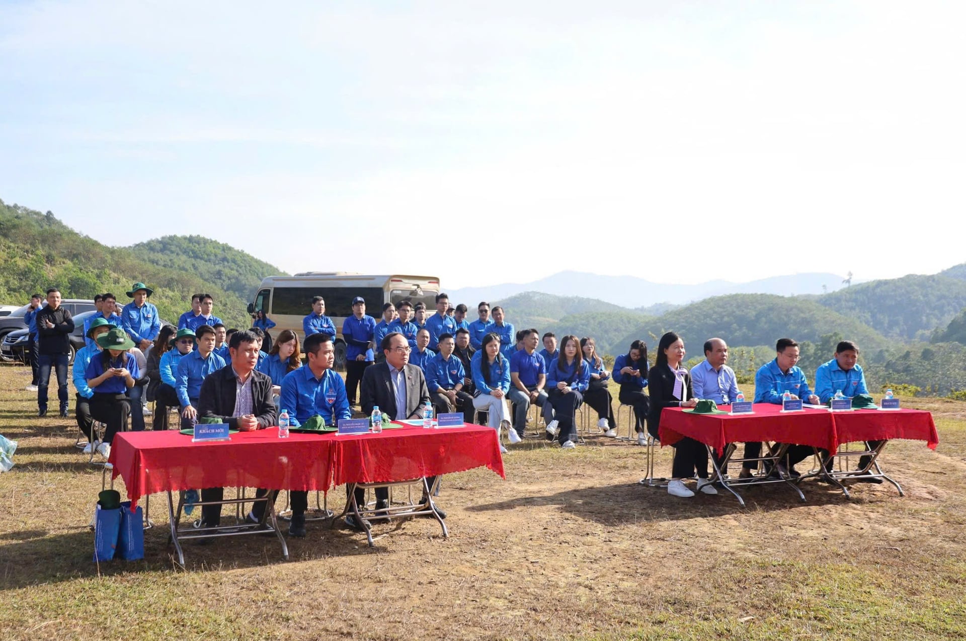 জুয়ান সন জাতীয় উদ্যানে ২০,০০০ গাছ লাগানোর উদ্বোধনী অনুষ্ঠানে প্রতিনিধি এবং সদস্যরা উপস্থিত ছিলেন। ছবি: হং নোক। Các đại biểu và đoàn viên dự lễ ra quân trồng 20.000 cây xanh tại Vườn Quốc gia Xuân Sơn. Ảnh: Hồng Ngọc.
