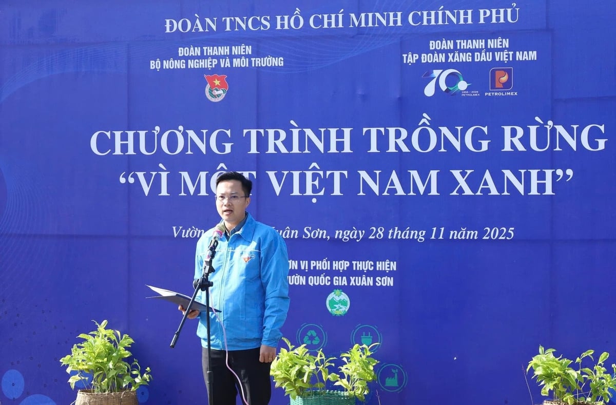 কৃষি ও পরিবেশ মন্ত্রণালয়ের যুব ইউনিয়নের সচিব কমরেড তা হং সন অনুষ্ঠানে বক্তব্য রাখেন। ছবি: হং এনগোক। Đồng chí Tạ Hồng Sơn, Bí thư Đoàn Thanh niên Bộ Nông nghiệp và Môi trường phát biểu tại buổi lễ. Ảnh: Hồng Ngọc.