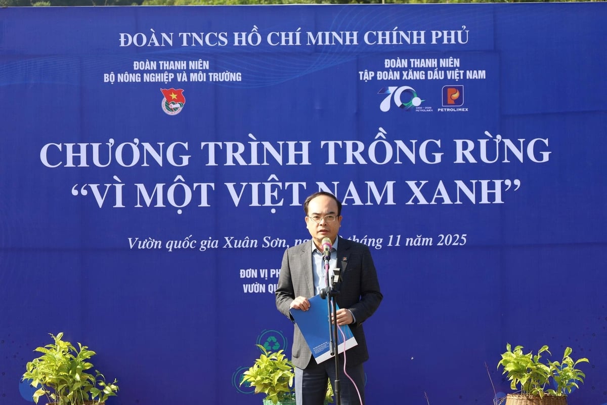 ভিয়েতনাম ন্যাশনাল পেট্রোলিয়াম গ্রুপের ডেপুটি জেনারেল ডিরেক্টর মিঃ নগুয়েন সি কুওং পরিবেশ রক্ষা এবং তরুণদের পরিবেশবান্ধব কর্মকাণ্ডে সহযোগিতা করার প্রতি তার অঙ্গীকারের কথা বলেন। ছবি: হং নগোক। Ông Nguyễn Sỹ Cường, Phó Tổng giám đốc Tập đoàn Xăng dầu Việt Nam, phát biểu về cam kết gìn giữ môi trường và đồng hành cùng lực lượng thanh niên trong các hoạt động xanh. Ảnh: Hồng Ngọc.