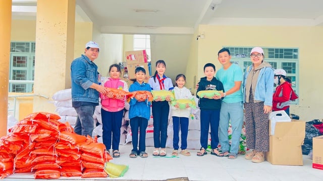 Trường tiểu học ở TP.HCM chở 30 tấn hàng hóa tặng học sinh, bà con Phú Yên - Ảnh 3.