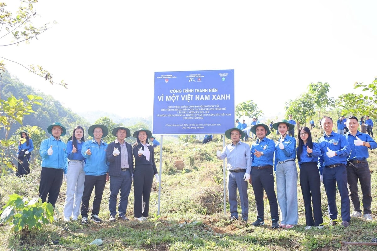 কৃষি ও পরিবেশ মন্ত্রণালয়, জুয়ান সন জাতীয় উদ্যান এবং দুটি ইউনিটের যুব ইউনিয়নের প্রতিনিধিরা জুয়ান সন জাতীয় উদ্যান এলাকায় 'সবুজ ভিয়েতনামের জন্য' যুব প্রকল্পের পাশে একটি স্মারক ছবি তুলেছেন। ছবি: হং নোক। Đại diện Bộ Nông nghiệp và Môi trường, Vườn Quốc gia Xuân Sơn và Đoàn Thanh niên hai đơn vị chụp ảnh lưu niệm bên công trình thanh niên 'Vì một Việt Nam xanh' tại khu vực Vườn Quốc gia Xuân Sơn. Ảnh: Hồng Ngọc.