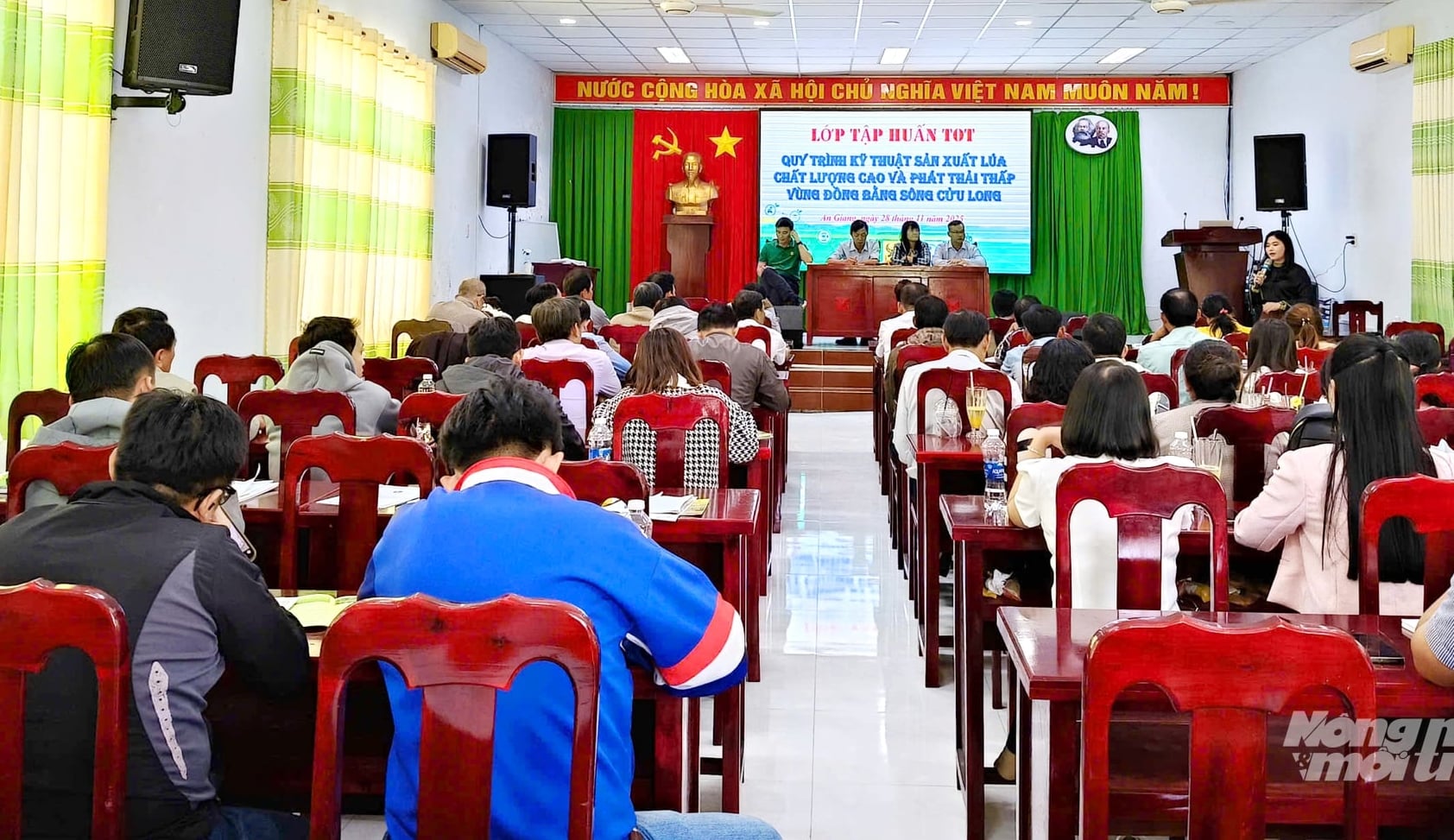 Lớp tập huấn TOT về quy trình sản xuất lúa chất lượng cao và phát thải thấp do Trung tâm Khuyến nông An Giang tổ chức. Ảnh: Lê Hoàng Vũ.