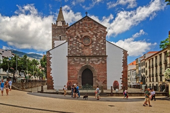 Catedrala din Funchal se remarcă prin stilurile sale gotic și romanic.
