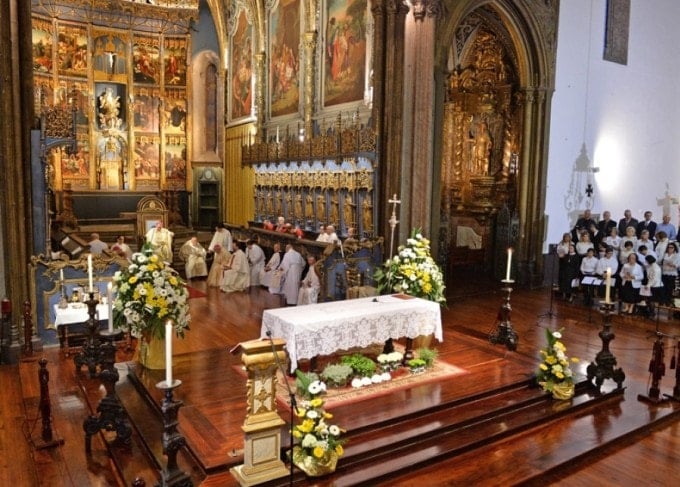 Det sentrale området er dekorert med mange forgylte tremøbler, skulpturer og oljemalerier.