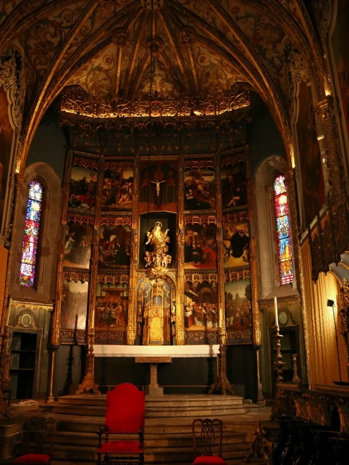 Funchal katedral huser for tiden mange gamle malerier, skulpturer og gullsmedmesterverk av historisk og kulturell verdi fra Madeira i Portugal.
