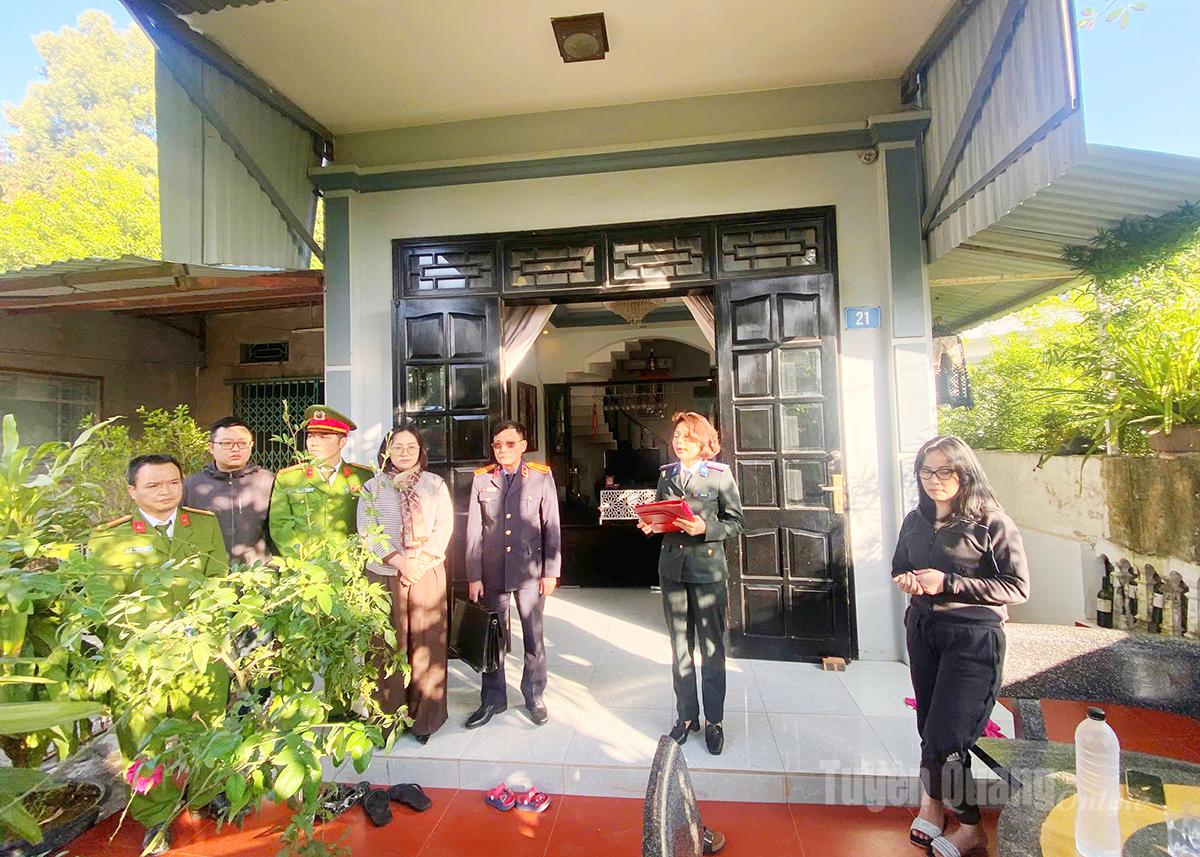 A autoridade competente lê a Decisão sobre a execução, apreensão e gestão de bens para garantir o cumprimento da obrigação de executar a sentença de acordo com as disposições legais.