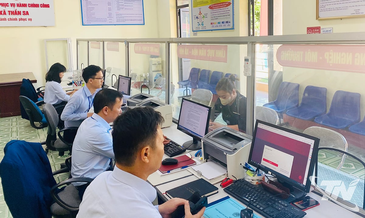 Løser administrative prosedyrer for folk ved Than Sa kommunes servicesenter for offentlig administrasjon.