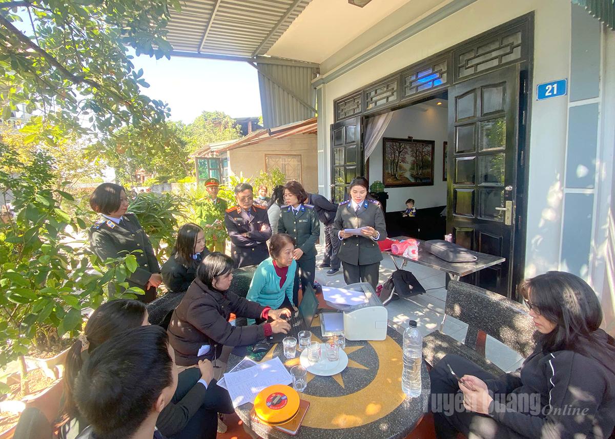 As autoridades executam a apreensão dos direitos de uso da terra e dos bens vinculados à terra de famílias no bairro de Nong Tien.