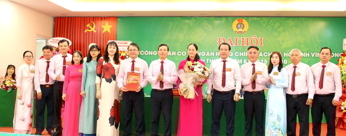 Výkonný výbor, stálý výbor a inspekční výbor Odborového svazu Vietnamské banky pro sociální politiku v provincii Vinh Long, 1. funkční období, 2025–2030, rozhodnutí obdržely a představily se kongresu.