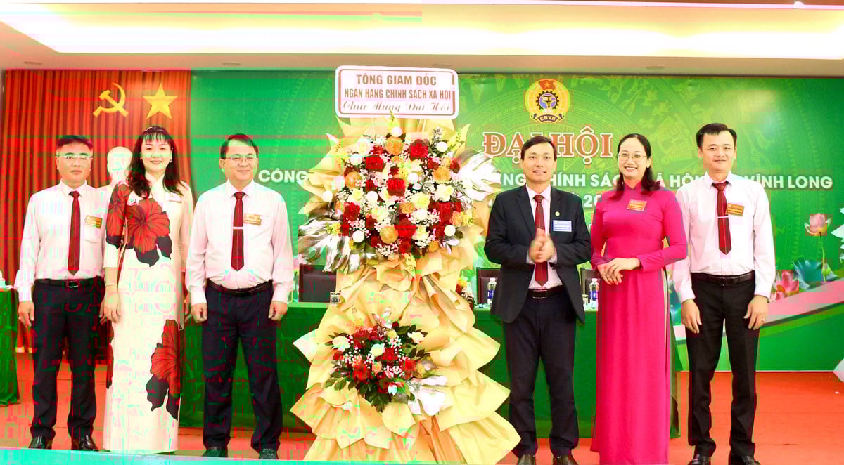 Pan Tran Duy Dong - předseda odborového svazu Banky sociální politiky, jménem generálního ředitele a stálého výboru Odborového svazu Banky sociální politiky předal kongresu květiny k poblahopřání.