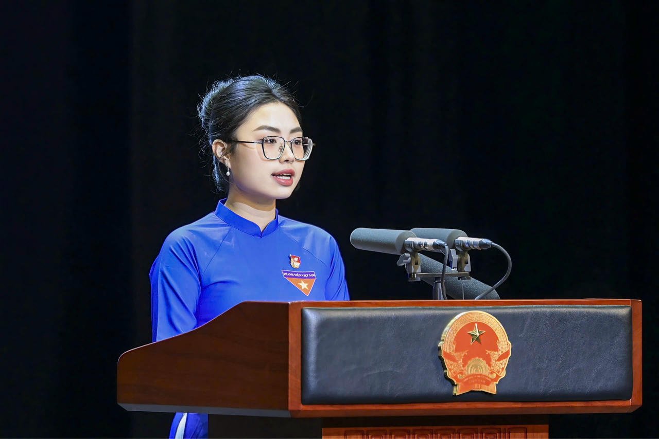 Ha Gia Linh talar vid 50-årsjubileet av Laos demokratiska folkrepubliks nationaldag