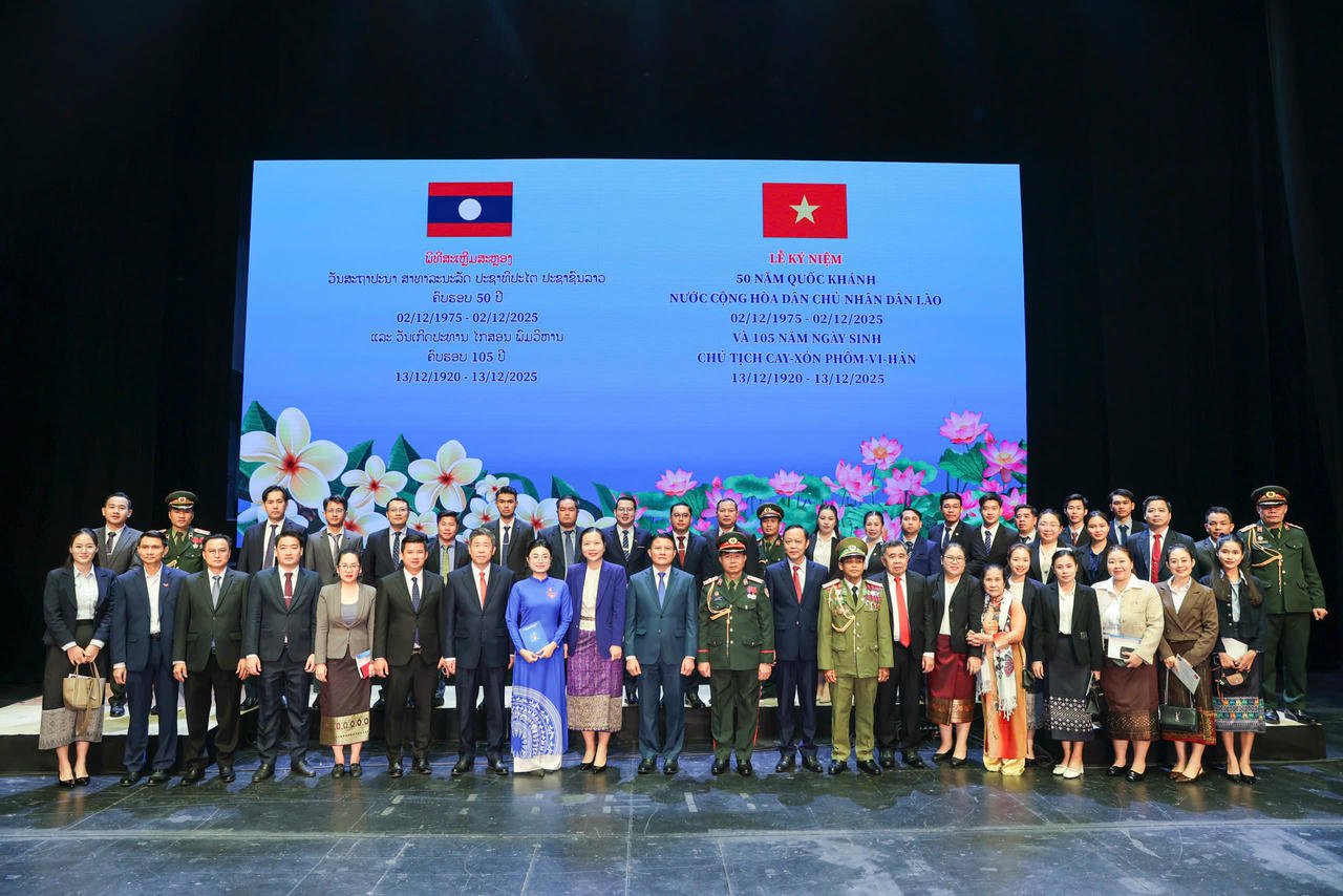 Delegater tar souvenirfoton vid 50-årsjubileet av Laos demokratiska folkrepubliks nationaldag