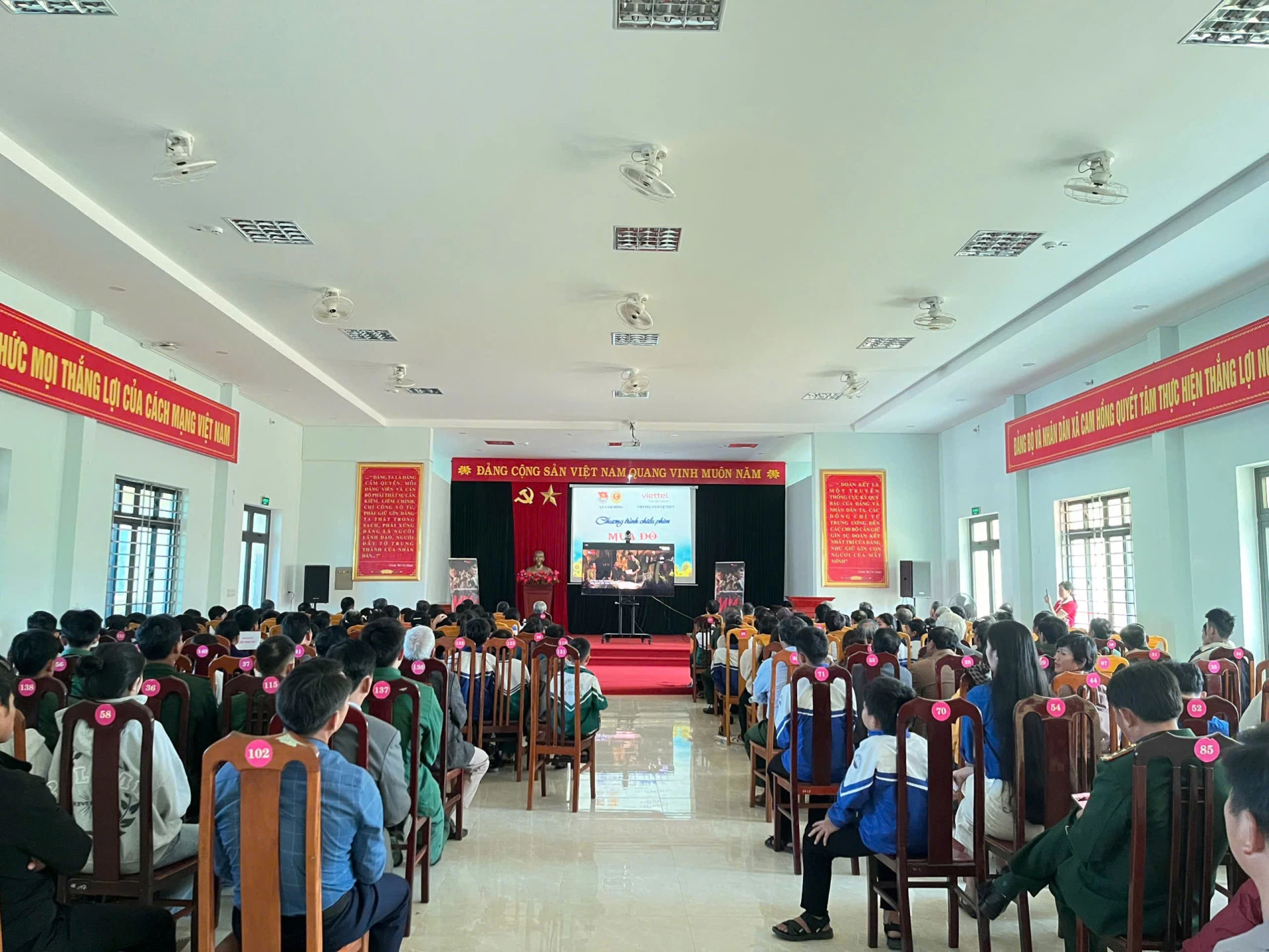 Кінопоказ привабив велику кількість ветеранів, членів профспілок, молоді та мешканців комуни Кам Хонг - Фото: Н.Х.