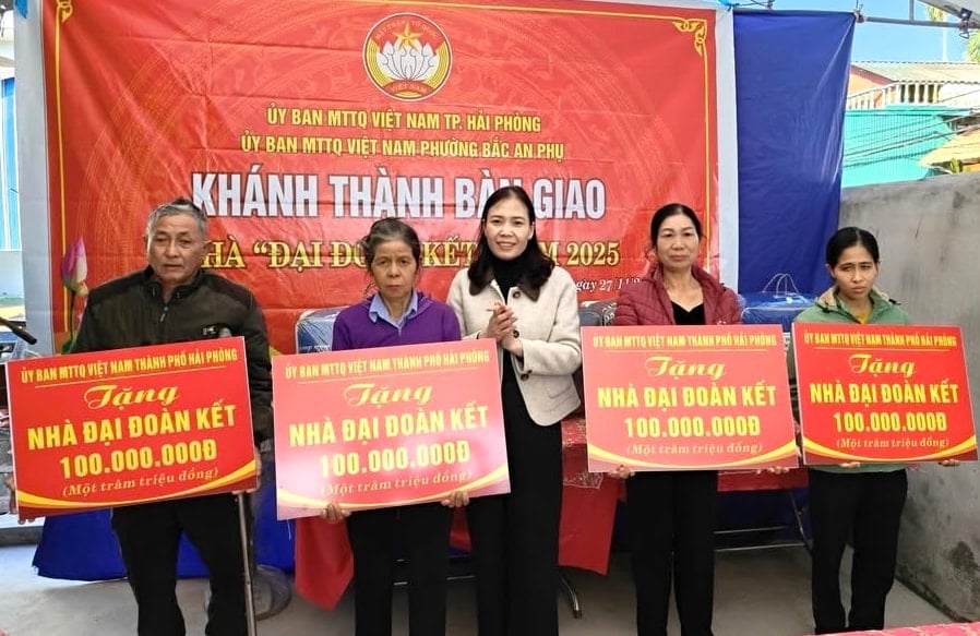 Bac An Phu Ward opende en droeg vier 'Grote Eenheid'-huizen over