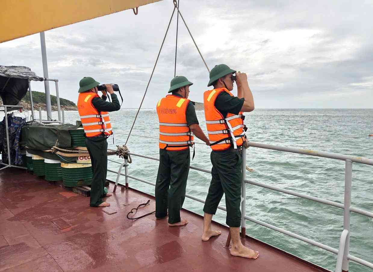 Pegawai dan askar Stesen Pengawal Sempadan Vinh Hai secara berterusan memperluaskan usaha mencari nelayan yang hilang.