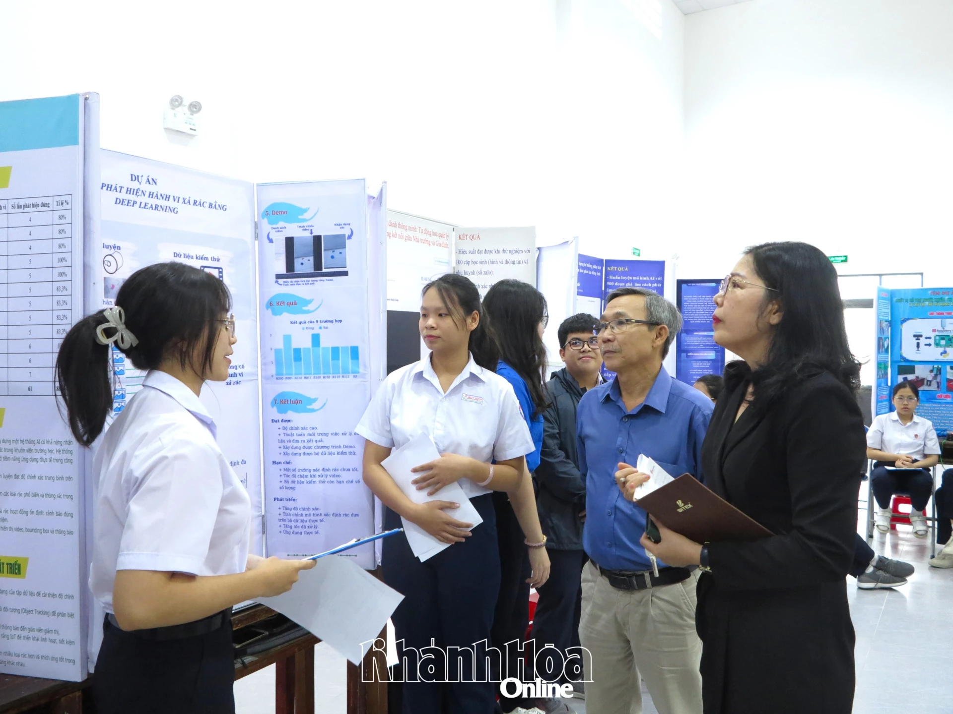 Elevii își prezintă proiectele.