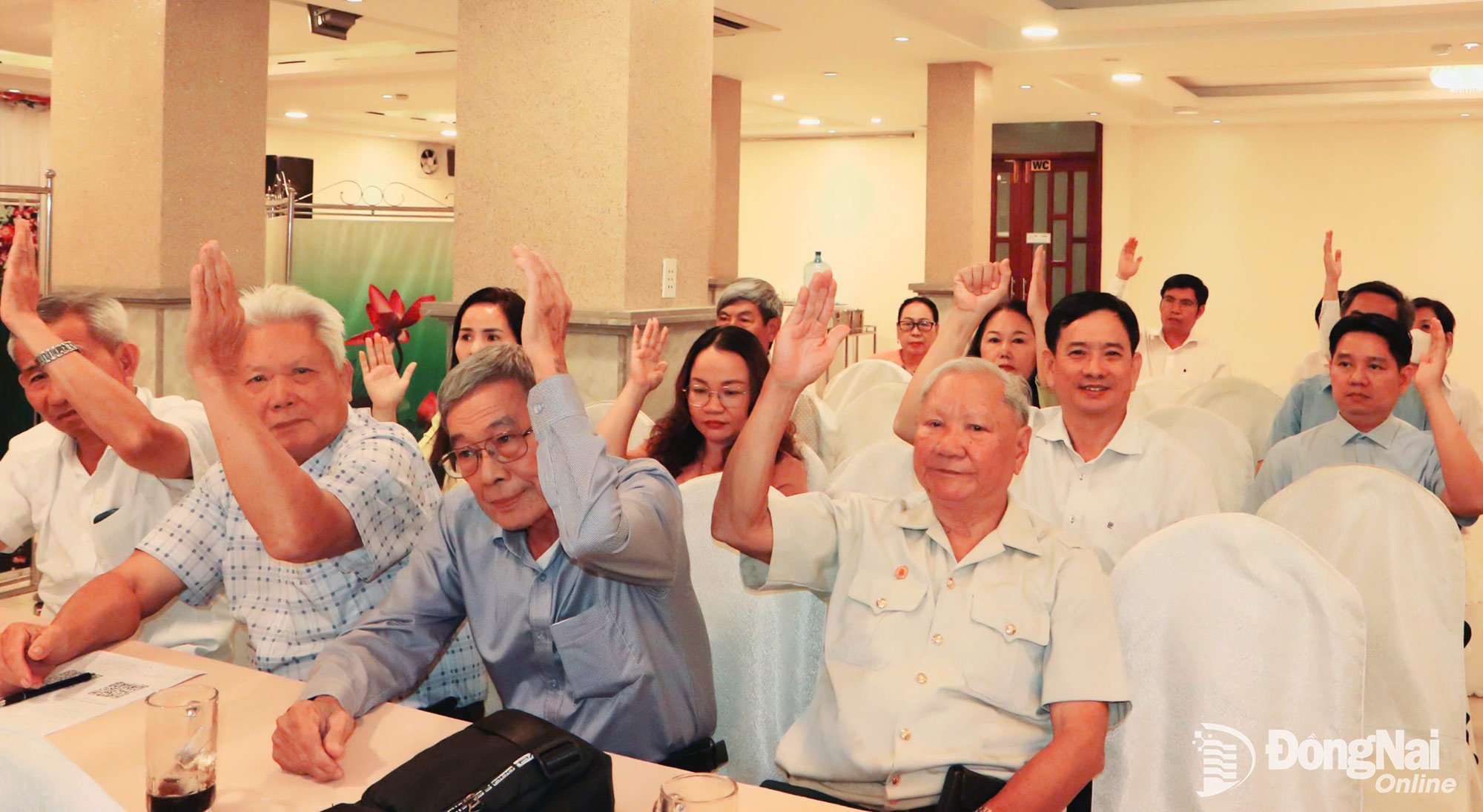 Perwakilan mengundi untuk bersetuju dengan beberapa kandungan pada Persidangan pertama Jawatankuasa Eksekutif Persatuan Mangsa Agen Oren/Dioksin di Wilayah Dong Nai, penggal 2023-2028. Foto: Van Truyen 