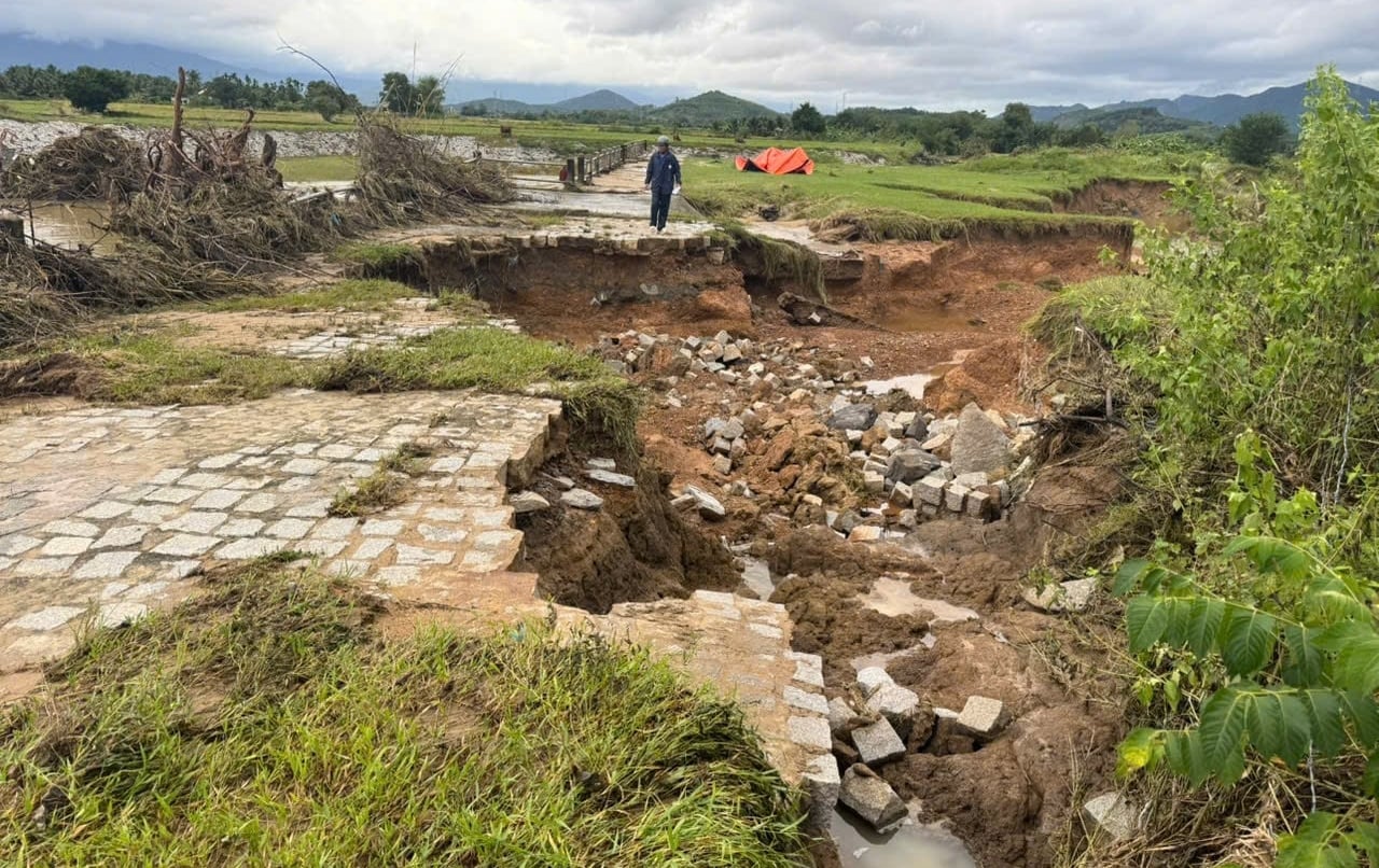 Diversos itens de construção da Khanh Hoa Irrigation Works Exploitation Company Limited foram destruídos pelas enchentes. Foto: KS. Nhiều hạng mục công trình của Công ty TNHH MTV Khai thác công trình thủy lợi Khánh Hòa bị mưa lũ tàn phá. Ảnh: KS.