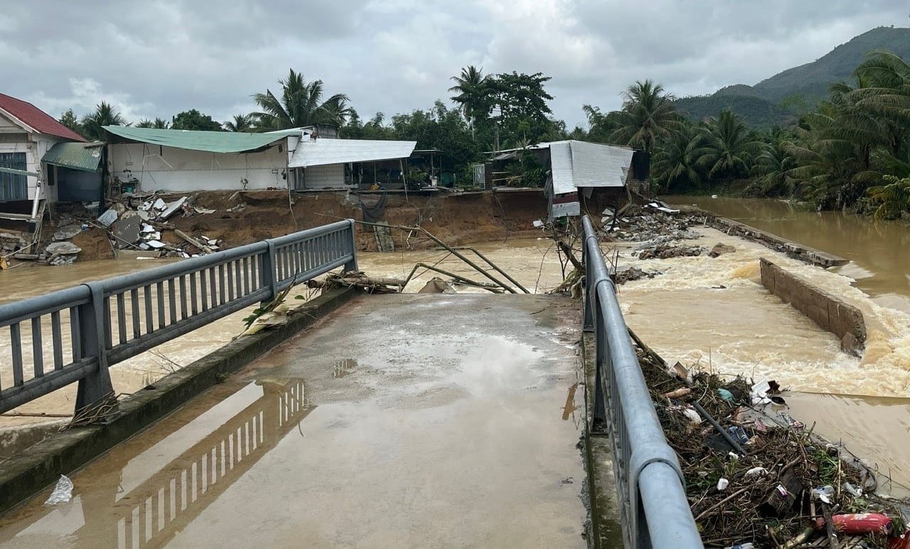 A barragem de Suoi Dau sofreu danos severos. Foto: KS. Đập dâng Suối Dầu bị thiệt hại nặng nề. Ảnh: KS.