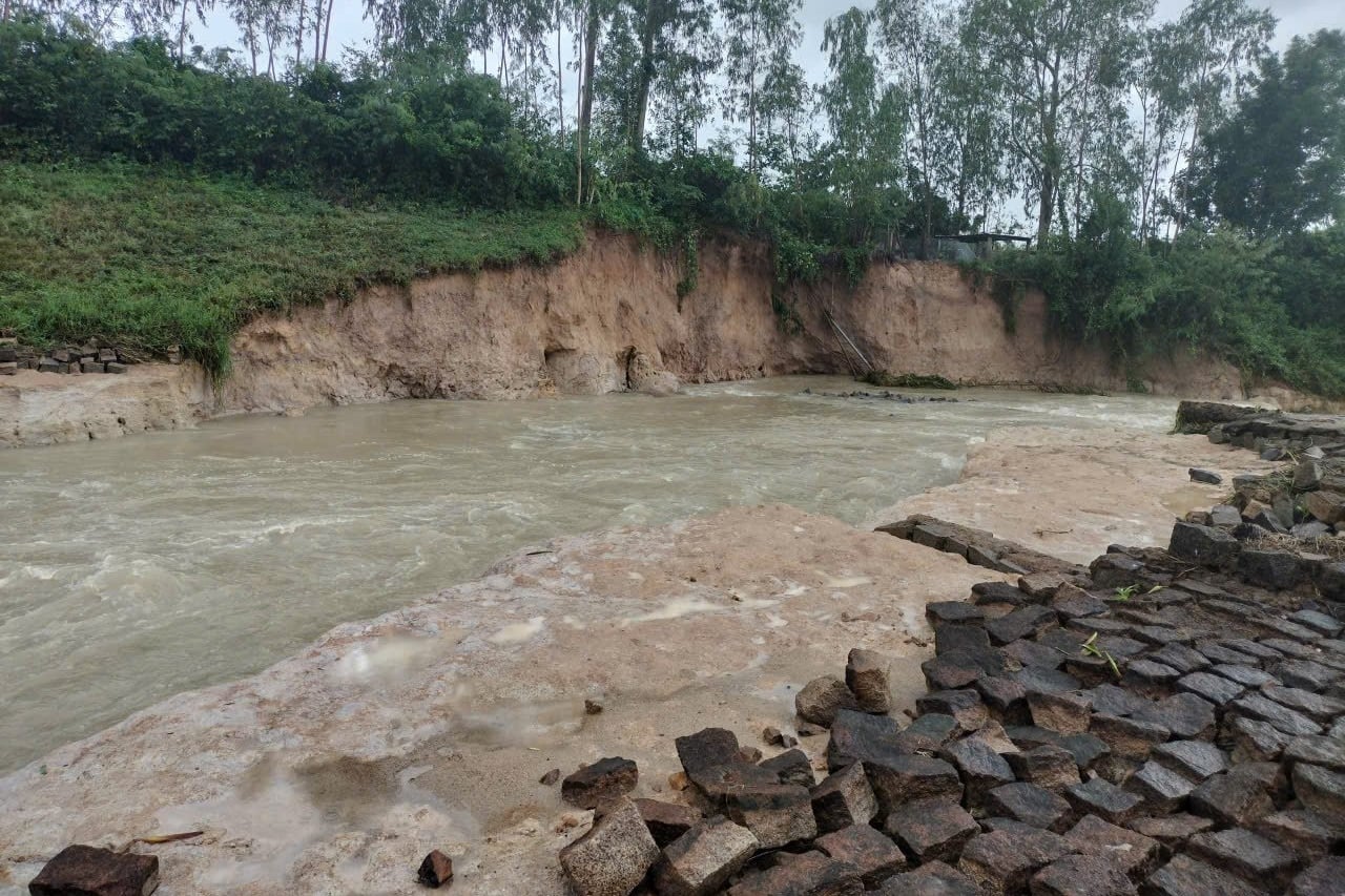 A barragem de Suoi Sim sofreu graves deslizamentos de terra. Foto: KS. Tràn Suối Sim bị sạt lở nghiêm trọng. Ảnh: KS.