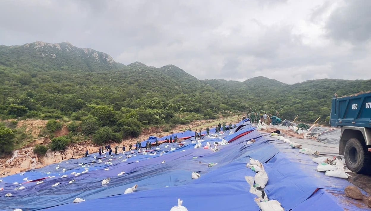 A empresa Ninh Thuan Irrigation Works Exploitation Company Limited reforça a encosta da barragem a jusante do lago Nuoc Ngot para prevenir a erosão. Foto: A.T. Công ty TNHH MTV Khai thác công trình thủy lợi Ninh Thuận gia cố chống xói lở mái đập hạ lưu hồ Nước Ngọt. Ảnh: A.T.