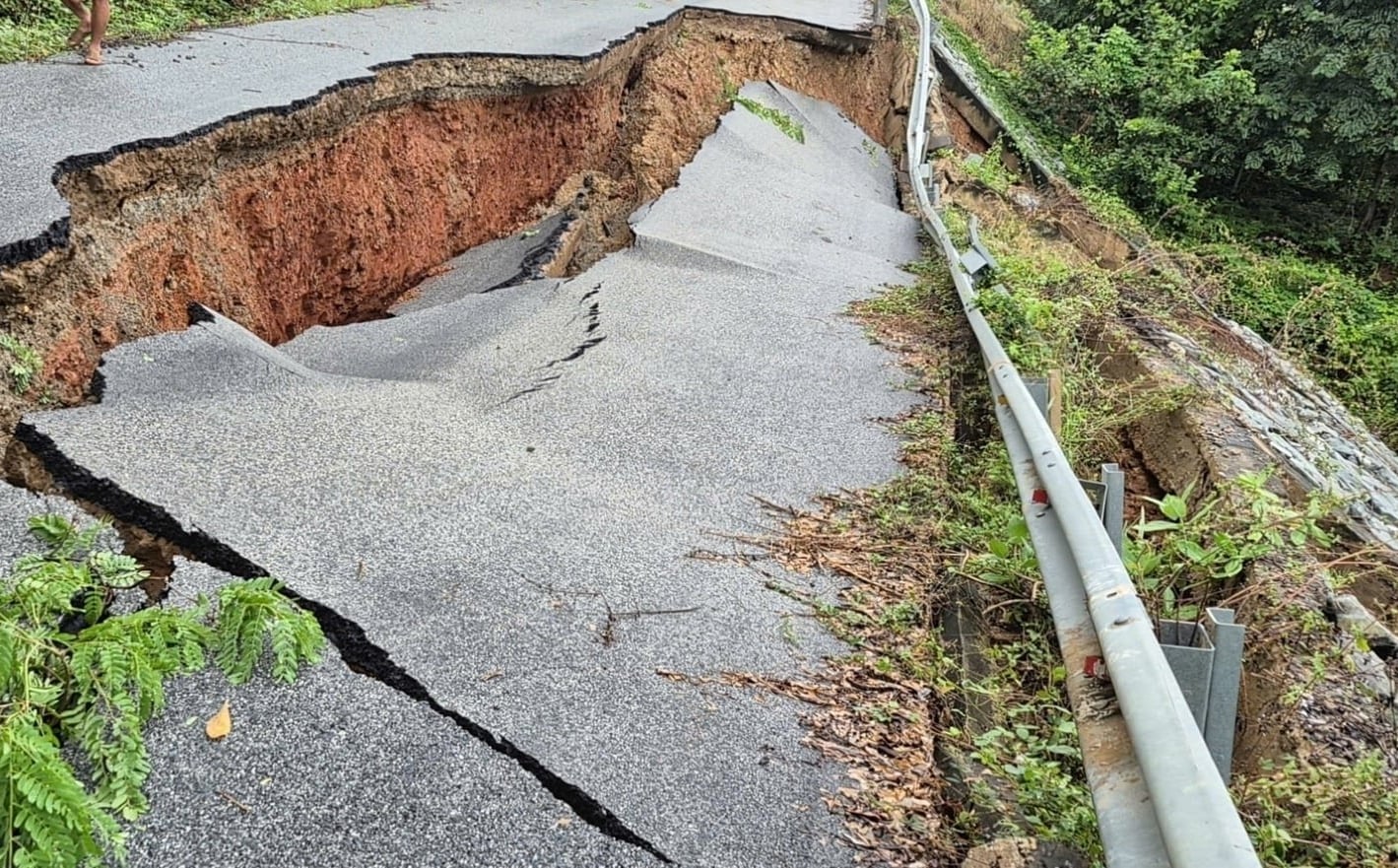 Erosão da barragem a jusante do lago Lanh Ra. Foto: A.T. Xói lỡ mái đập hạ lưu hồ Lanh Ra. Ảnh: A.T.
