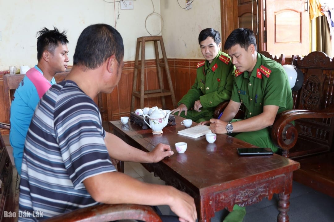 เจ้าหน้าที่ตำรวจ สภ.ภูซวน ลงพื้นที่พูดคุยกับ นายดินห์ วัน ที. ผู้เลิกยาเสพติดได้สำเร็จ