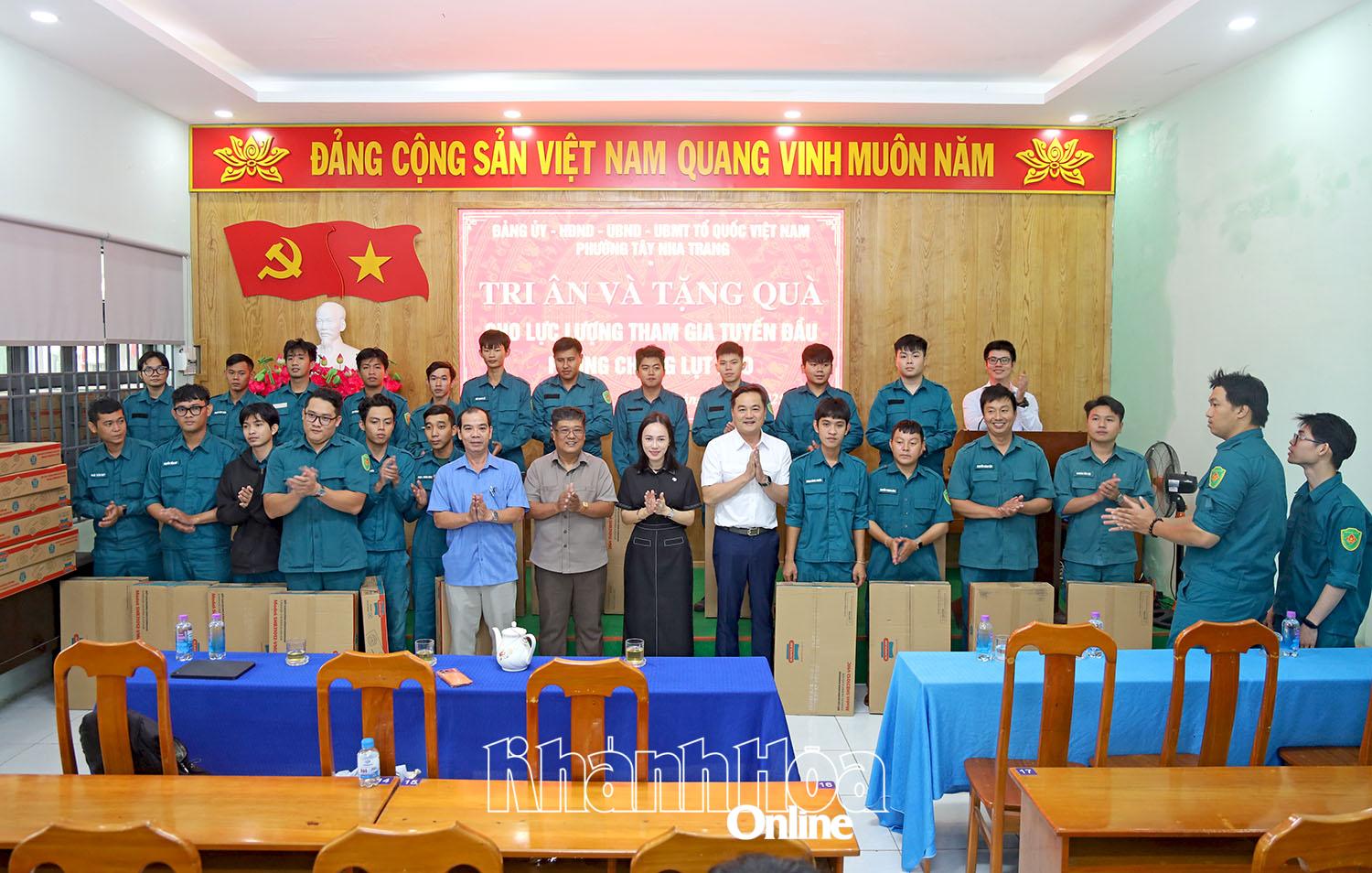 Leaders of the Ward Party Committee and representatives of agencies and units in Ho Chi Minh City presented gifts to thank the frontline forces in flood and storm prevention.