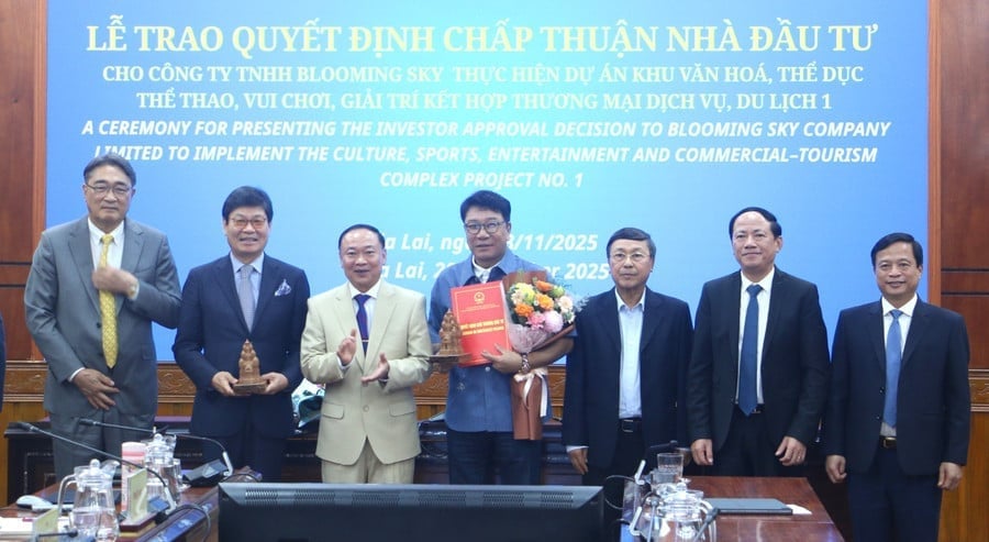 Trao Quyết định chấp thuận nhà đầu tư Dự án Khu văn hóa, thể dục thể thao, vui chơi, giải trí kết hợp thương mại, dịch vụ, du lịch 1 tại xã Cát Tiến. Ảnh: SVH-TT&DL.