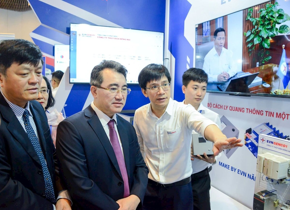 Gian trưng bày của EVNGENCO1 tại Techshow 2025 thu hút sự quan tâm với các giải pháp kỹ thuật và sản phẩm số do đội ngũ kỹ sư Tổng công ty chủ động nghiên cứu và ứng dụng trong thực tế vận hành. Ảnh: EVNGENCO1.
