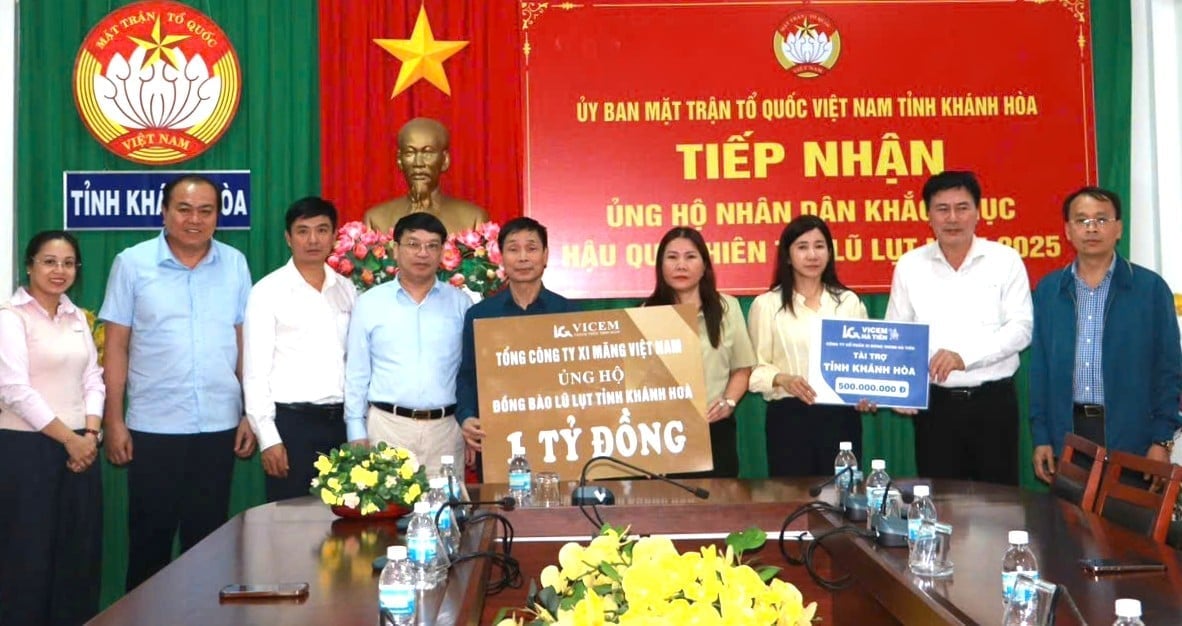 Delegace předala Vlastenecké frontě provincie Khanh Hòa 1,5 miliardy VND (včetně 1 miliardy VND od korporace a 500 milionů VND od VICEM Ha Tien). Foto: VICEM. Đoàn đã trao tặng Mặt trận Tổ quốc tỉnh Khánh Hoà 1,5 tỷ đồng (trong đó 1 tỷ đồng của Tổng công ty và 500 triệu đồng của VICEM Hà Tiên). Ảnh: VICEM.