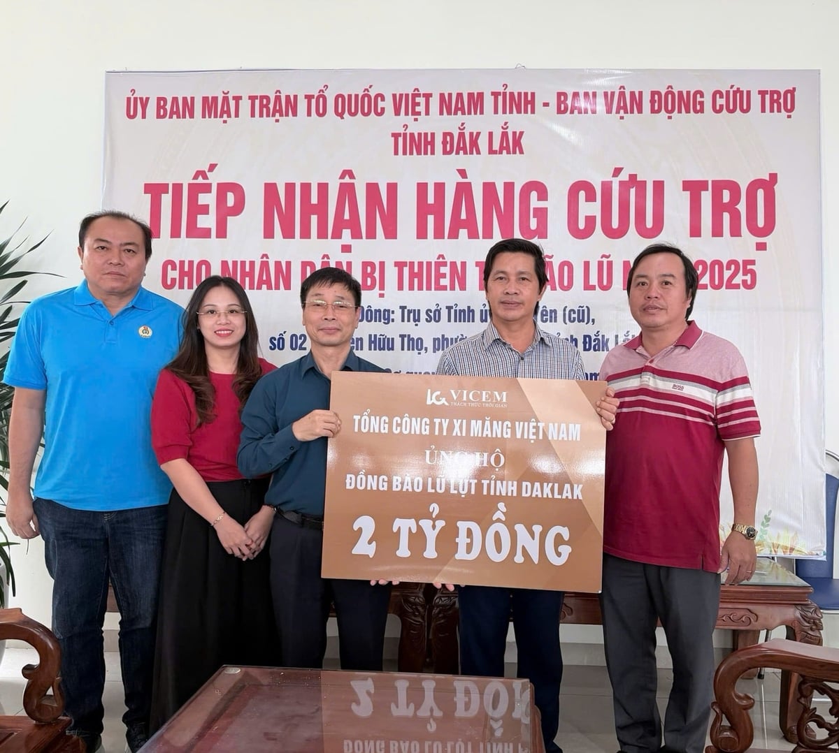 Delegace věnovala 2 miliardy dongů Frontě vlasti v provincii Dak Lak na podporu lidí v oblastech postižených povodněmi. Foto: VICEM. Đoàn đã trao 2 tỷ đồng cho Mặt trận Tổ quốc tỉnh Đắk Lắk hỗ trợ bà con vùng lũ. Ảnh: VICEM.