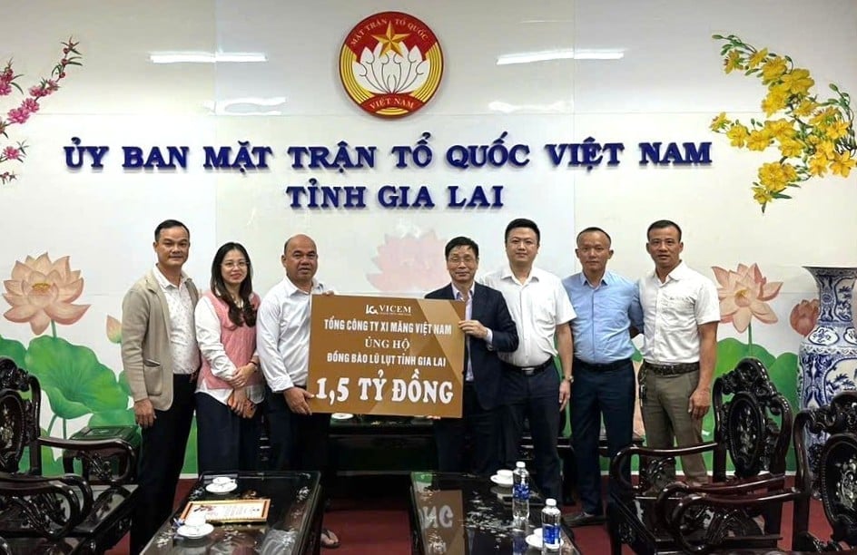 Delegace předala 1,5 miliardy dongů Frontě vlasti provincie Gia Lai na podporu lidí v oblastech postižených povodněmi. Foto: VICEM. Đoàn đã trao 1,5 tỷ đồng cho Mặt trận Tổ quốc tỉnh Gia Lai hỗ trợ bà con vùng lũ. Ảnh: VICEM.