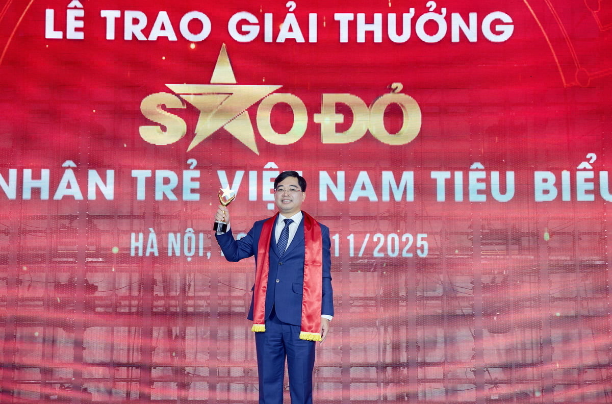 السيد نجوين فان ثو، رئيس مجلس إدارة شركة جي سي للأغذية، مُنح جائزة النجمة الحمراء لعام ٢٠٢٥. تصوير: آنه ترينه.