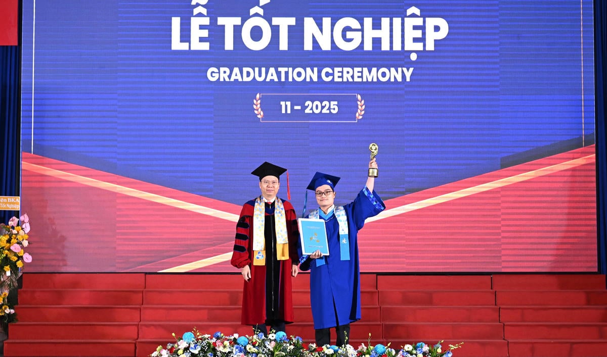 پروفسور دکتر مای تان فونگ، مدیر دانشگاه فناوری شهر هوشی مین، جایزه جامع را به دانشجوی فارغالتحصیلی با دستاوردهای عالی اهدا کرد. عکس: D.X.