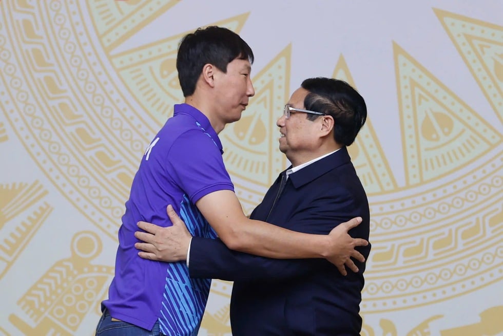 Perdana Menteri Pham Minh Chinh mendoakan delegasi olahraga Vietnam untuk terus menulis halaman emas yang cemerlang di SEA Games ke-33 - Foto 1.