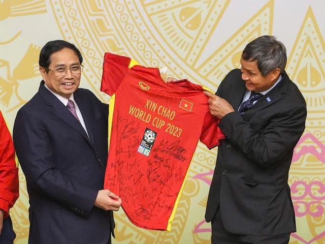 Perdana Menteri Pham Minh Chinh mendoakan delegasi olahraga Vietnam untuk terus menulis halaman emas yang cemerlang di SEA Games ke-33 - Foto 2.