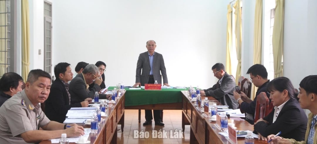 Truong Cong Thai, membro do Comitê Provincial do Partido e vice-presidente do Comitê Popular Provincial, presidiu a recepção aos cidadãos.