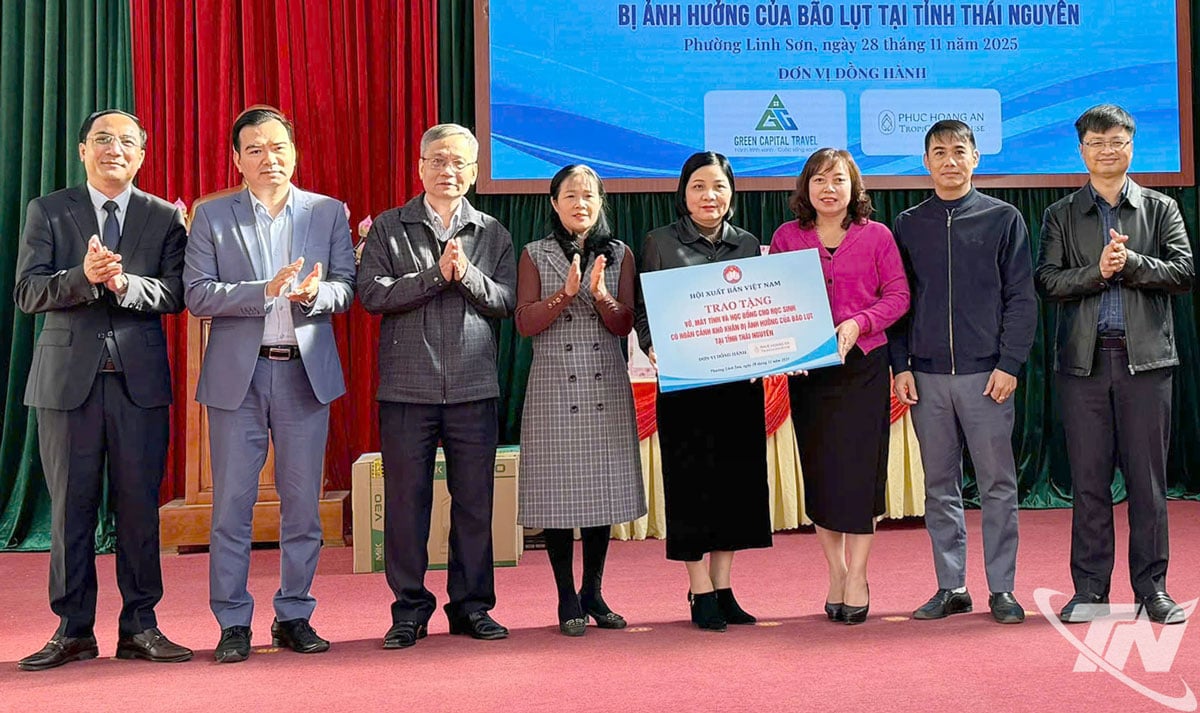 قدمت جمعية النشر الفيتنامية هدايا إلى المدارس التالية: مدرسة تشوا هانج الثانوية، مدرسة نوي فوي الابتدائية، روضة نوي فوي، ومدرسة تشين ثانغ الابتدائية (منطقة لينه سون).