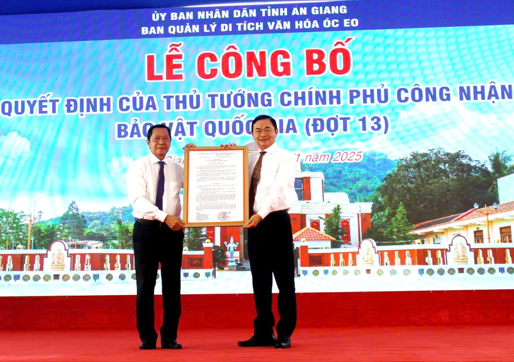 안장성 문화체육부장 응우옌 칸 히엡(왼쪽) 씨는 고까이짬 무덤과 린손박 부처님 머리 유물 두 개를 국보로 인정한다는 총리의 결정을 발표했습니다.