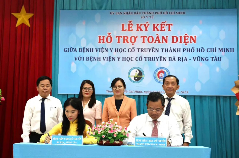 ພິທີ​ລົງ​ນາມ​ການ​ໜູນ​ຊ່ວຍ​ຮອບດ້ານ​ລະຫວ່າງ​ໂຮງໝໍ​ຢາ​ພື້ນ​ເມືອງ​ນະຄອນ​ໂຮ່ຈິ​ມິນ ​ແລະ ​ໂຮງໝໍ​ຢາ​ພື້ນ​ເມືອງ ບາ​ເຣ້ຍ - ຫວຸງ​ເຕົ່າ.