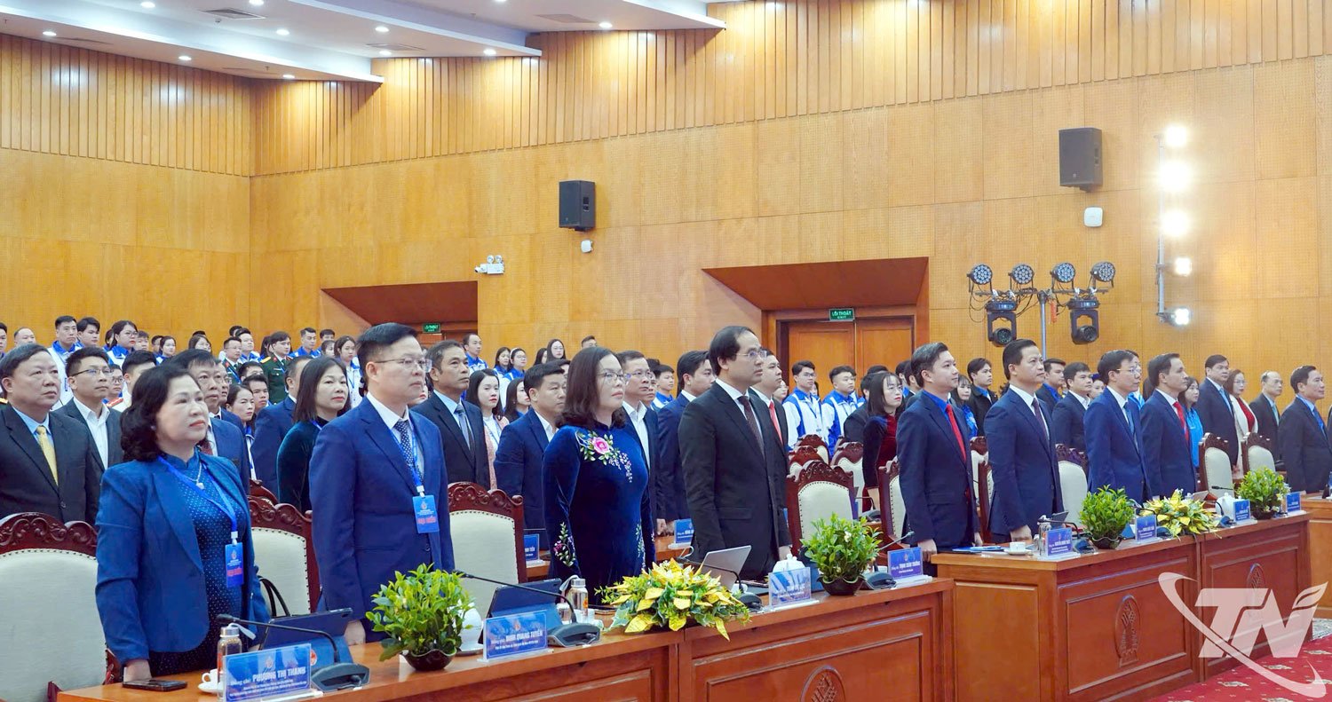 कांग्रेस में भाग लेने वाले प्रांतीय नेताओं और प्रतिनिधियों ने ध्वज-सलामी समारोह का आयोजन किया।