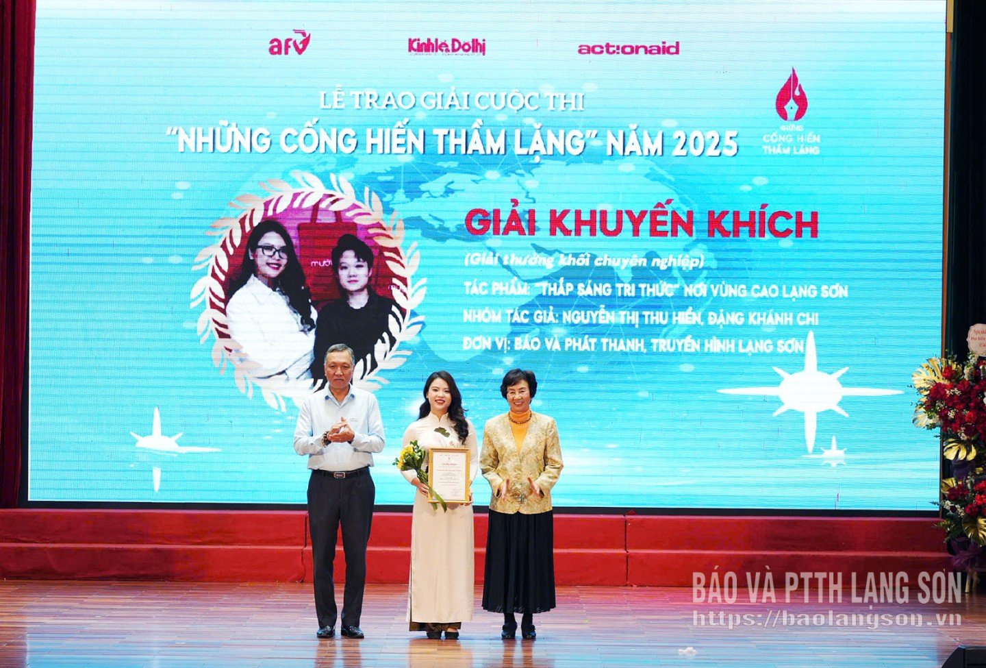 Đại diện nhóm tác giả nhận giải khuyến khích trong chương trình