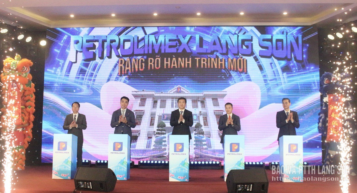 ผู้แทนทำพิธีเปิดตัวบริษัท Petrolimex Lang Son One Member Co., Ltd.