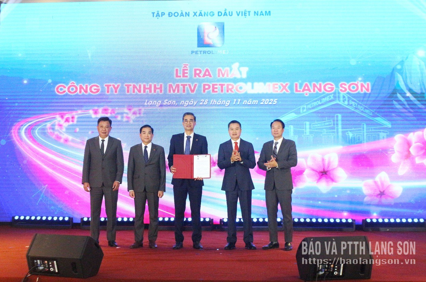 ผู้นำกลุ่มปิโตรเลียมแห่งชาติเวียดนามนำเสนอการตัดสินใจจัดตั้งบริษัทต่อคณะกรรมการบริหารของบริษัท Petrolimex Lang Son One Member Co., Ltd.