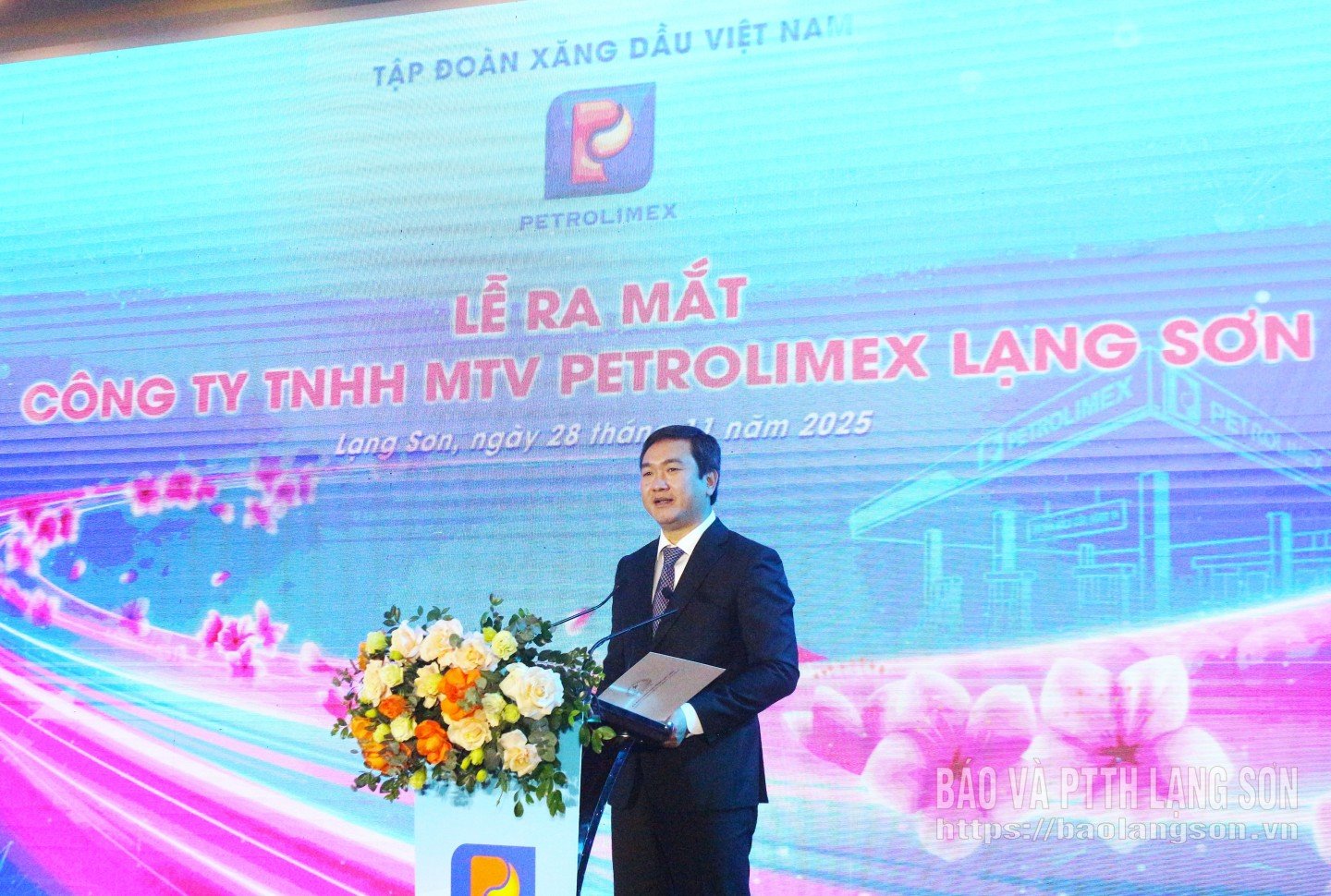 สหายเหงียน คานห์ ตวน รองเลขาธิการคณะกรรมการพรรคประจำจังหวัด ประธานคณะกรรมการประชาชนจังหวัด กล่าวสุนทรพจน์ในพิธี