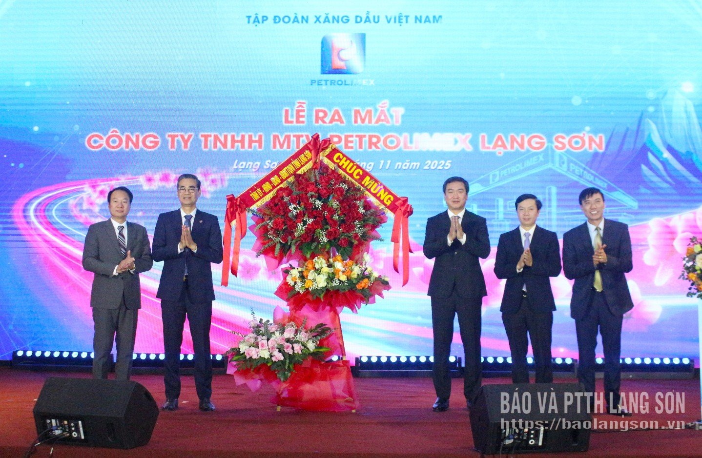 สหายเหงียน คานห์ ตวน รองเลขาธิการคณะกรรมการพรรคประจำจังหวัด ประธานคณะกรรมการประชาชนจังหวัด มอบดอกไม้แสดงความยินดีกับคณะกรรมการบริหารบริษัท Petrolimex Lang Son One Member Co., Ltd.