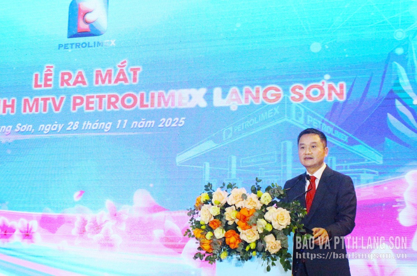 สหาย Pham Van Thanh สมาชิกคณะกรรมการบริหารพรรครัฐบาล เลขาธิการพรรค ประธานคณะกรรมการบริหารของกลุ่มปิโตรเลียมแห่งชาติเวียดนาม กล่าวสุนทรพจน์ในพิธี